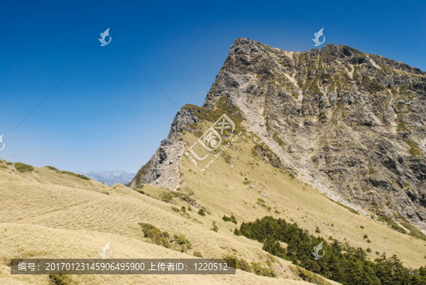 dangeours和高山的雄偉的巖石峰。