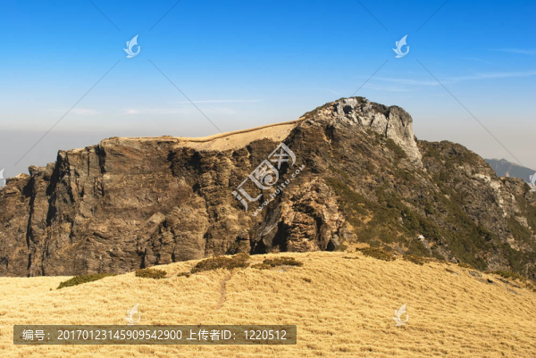 在高山峽谷的危險(xiǎn)的巖石。