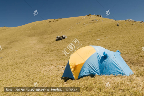 高山草原上的特殊帳篷。