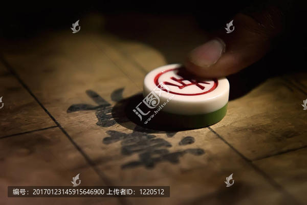 中國(guó)象棋夜間弱光。