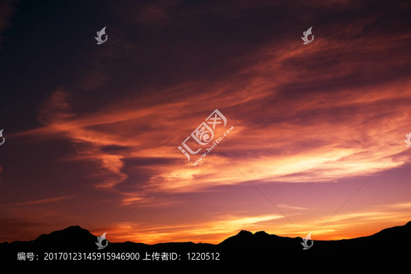 高山剪影與美麗的彩云。