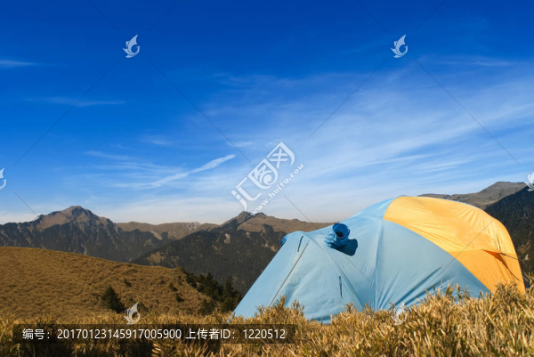 高山草原上的特殊帳篷。