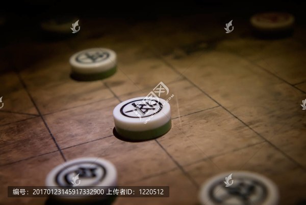 中國象棋夜間弱光。