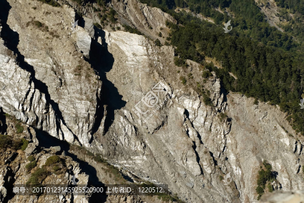 在高山峽谷的危險的巖石。