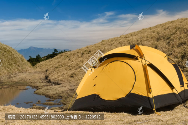 高山帳篷和小湖。