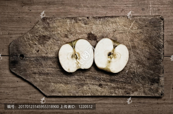 桌上的蘋果。