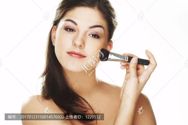 帶刷的年輕女子