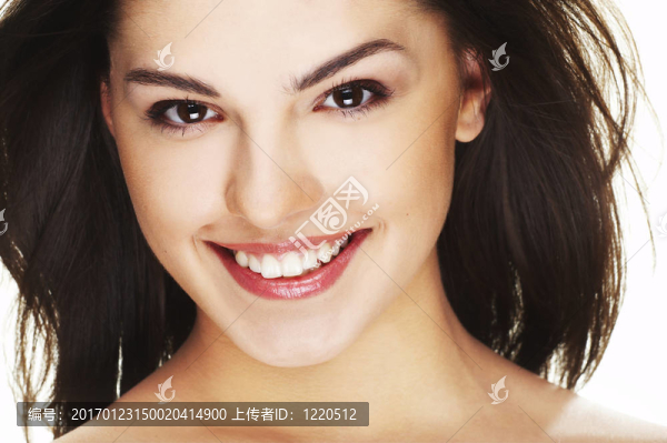 美麗快樂的年輕女人的肖像