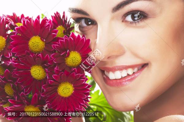可愛的女孩，紅色的花