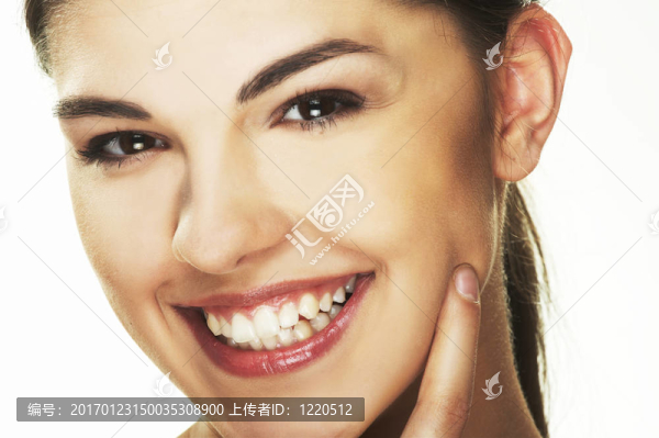 幸福的年輕女人在白色背景