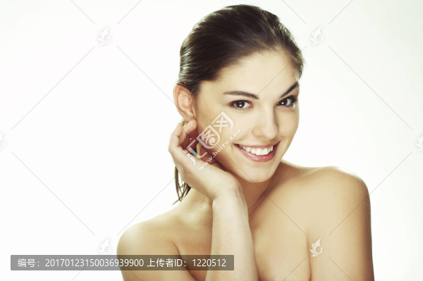 美麗快樂的年輕女人的肖像
