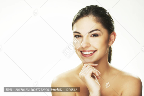 幸福的年輕女人在白色背景