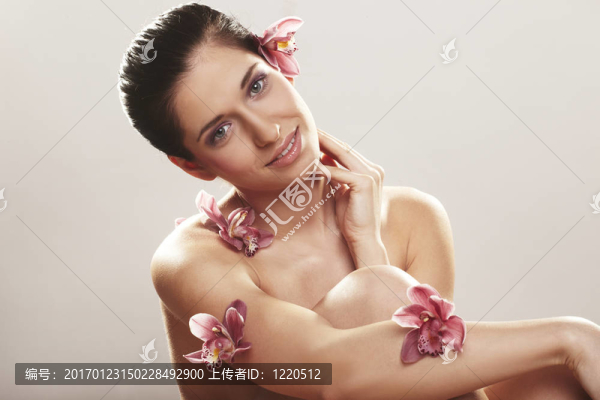 美麗的年輕女子與蘭花