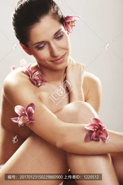 美麗的年輕女子與蘭花