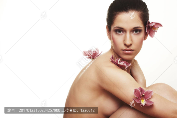 美麗的年輕女子與蘭花