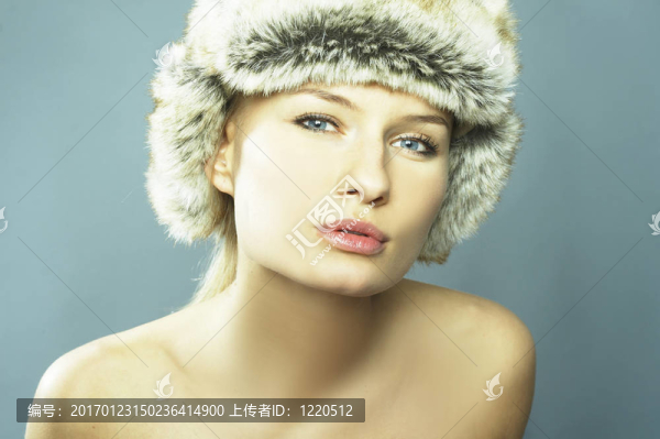 金發(fā)女人戴著皮帽子