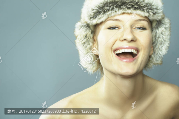 金發(fā)女人戴著皮帽子