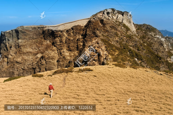 在高山峽谷的危險(xiǎn)的巖石。