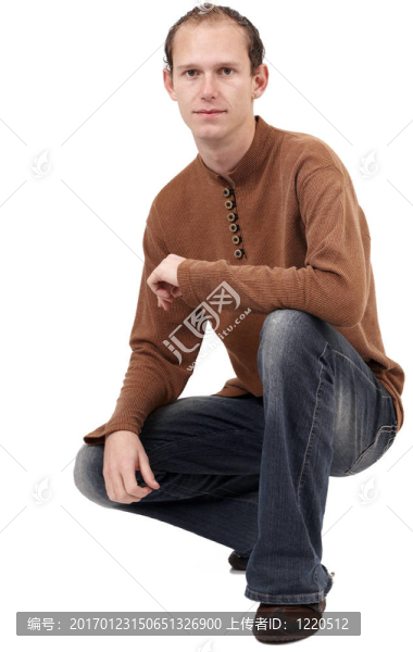 年輕的白人男子坐下來