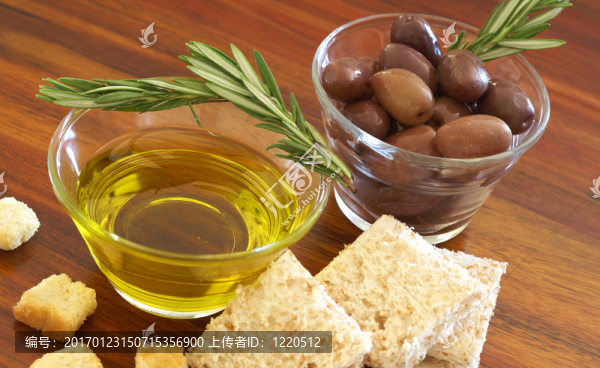 黑橄欖油和蒜兩罐；