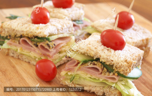 美味的俱樂部三文治在全麥面包