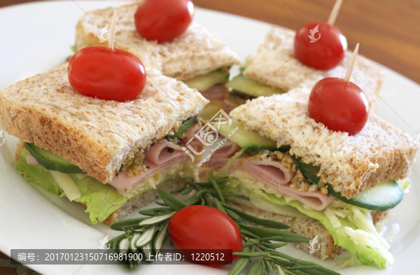 美味的俱樂(lè)部三文治在全麥面包