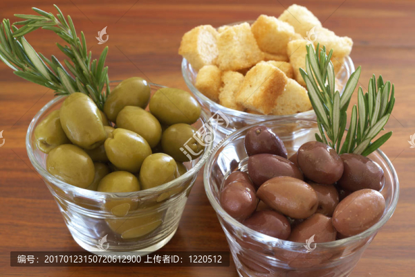 綠色、黑橄欖和面包塊兩罐