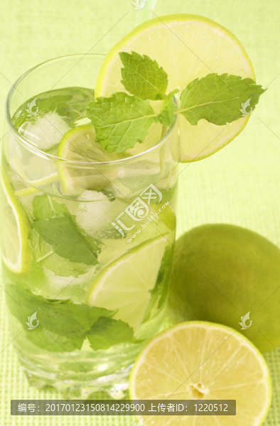 mojito雞尾酒綠色背景