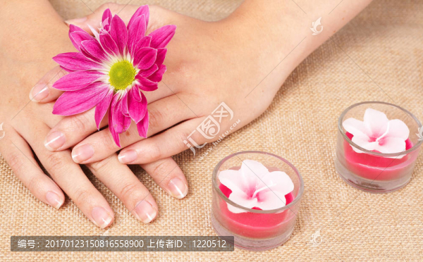 一個(gè)白人女子的手指甲