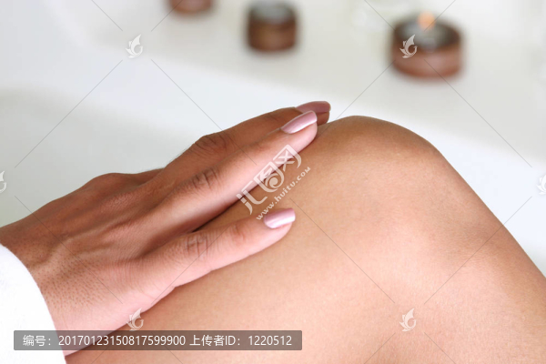 一個粉紅色的指甲的女人漂亮的手