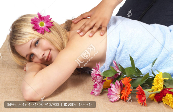 美麗的金發(fā)女人在一個水療中心