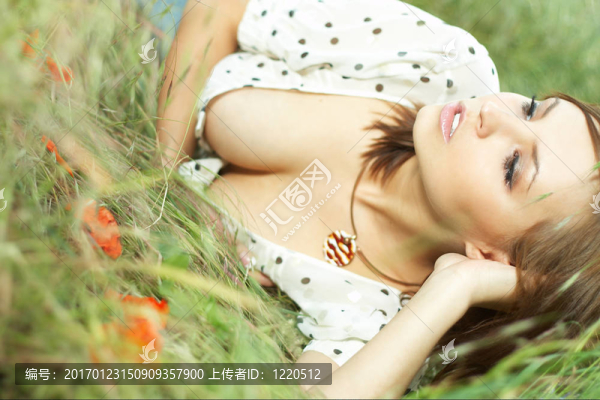 美麗的女孩躺在草地上