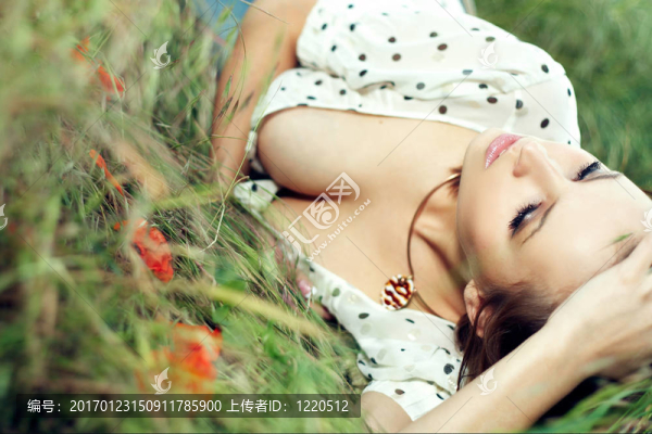躺在草地上的女孩