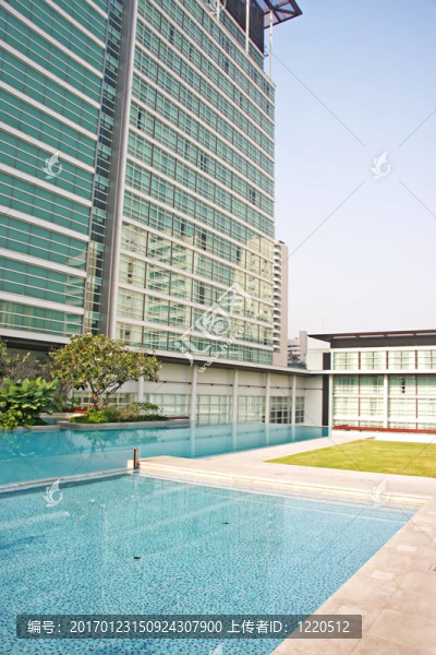 高層住宅面臨一個(gè)公園