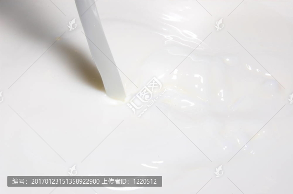 飛濺的牛奶