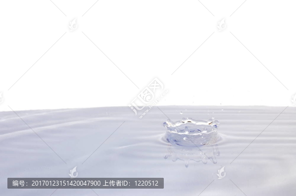 白色水滴上的水滴