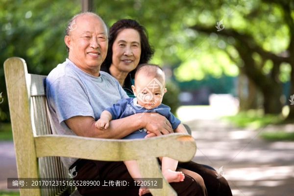 公園里的孩子和祖父母