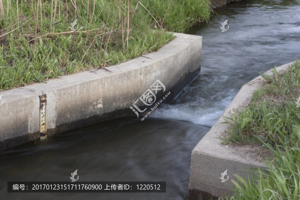 具有流量測(cè)量結(jié)構(gòu)的灌溉溝渠