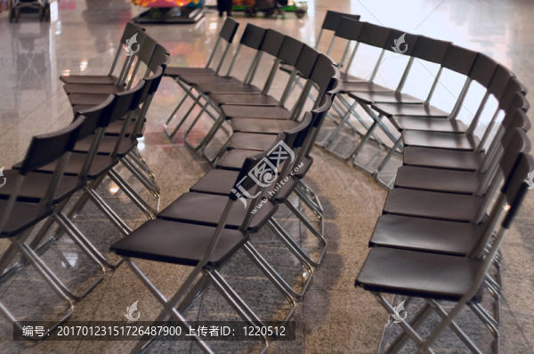 黑色的座位是在發(fā)光地板半圓