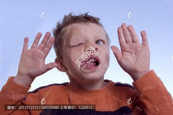 面對玻璃的男孩