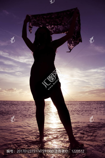 Beach的女人剪影