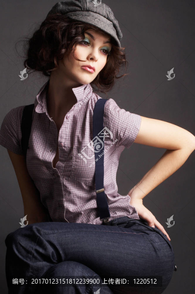 黑發(fā)女孩假扮在黑暗的背景
