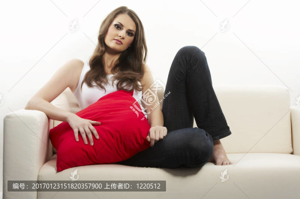 床上有紅色枕頭的女人