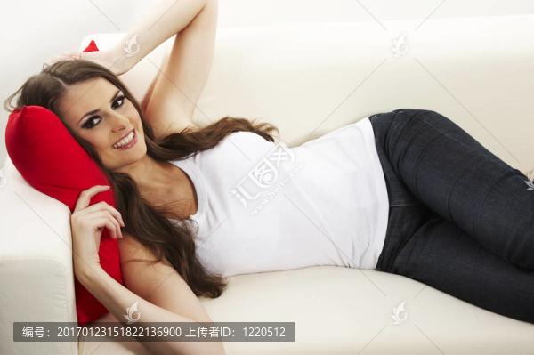 床上有紅色枕頭的女人
