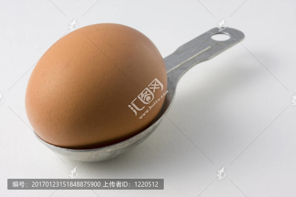 測(cè)量一大湯匙的棕色蛋