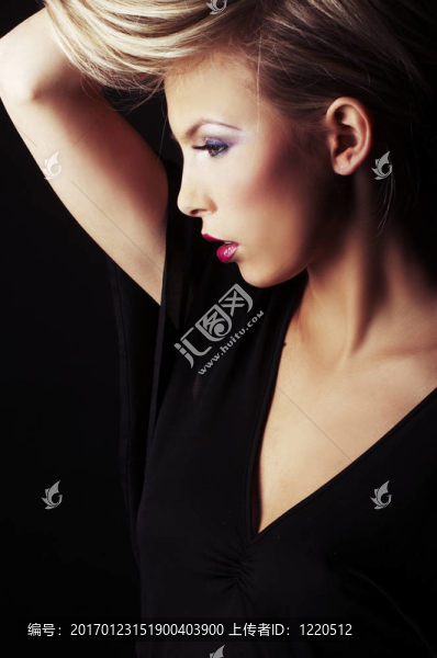 性感的金發(fā)女孩黑色背景