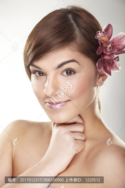快樂的年輕女子與蘭花