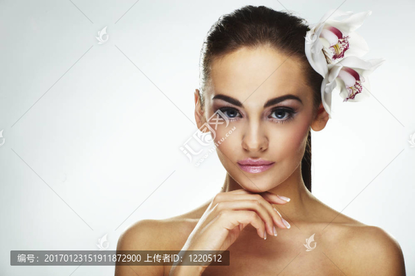 性感的年輕女人和花