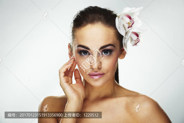 性感的年輕女人和花