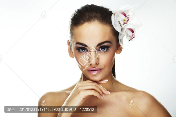 性感的年輕女人和花